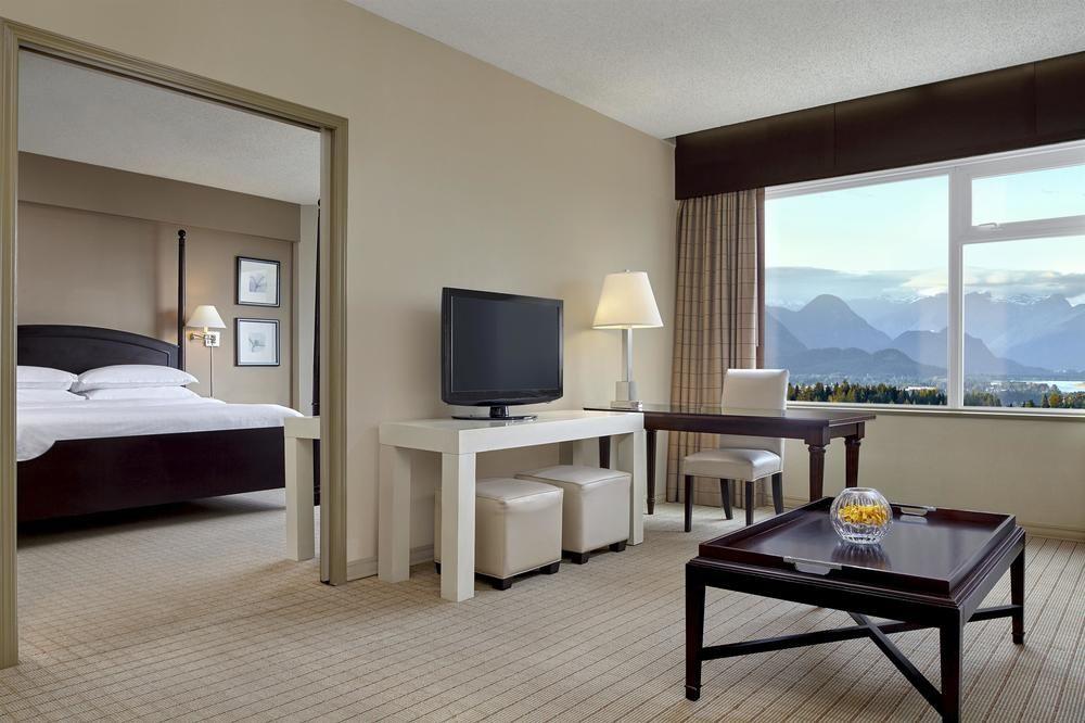 סארי Sheraton Vancouver Guildford Hotel מראה חיצוני תמונה