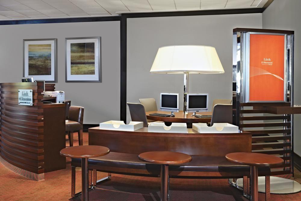 סארי Sheraton Vancouver Guildford Hotel מראה חיצוני תמונה