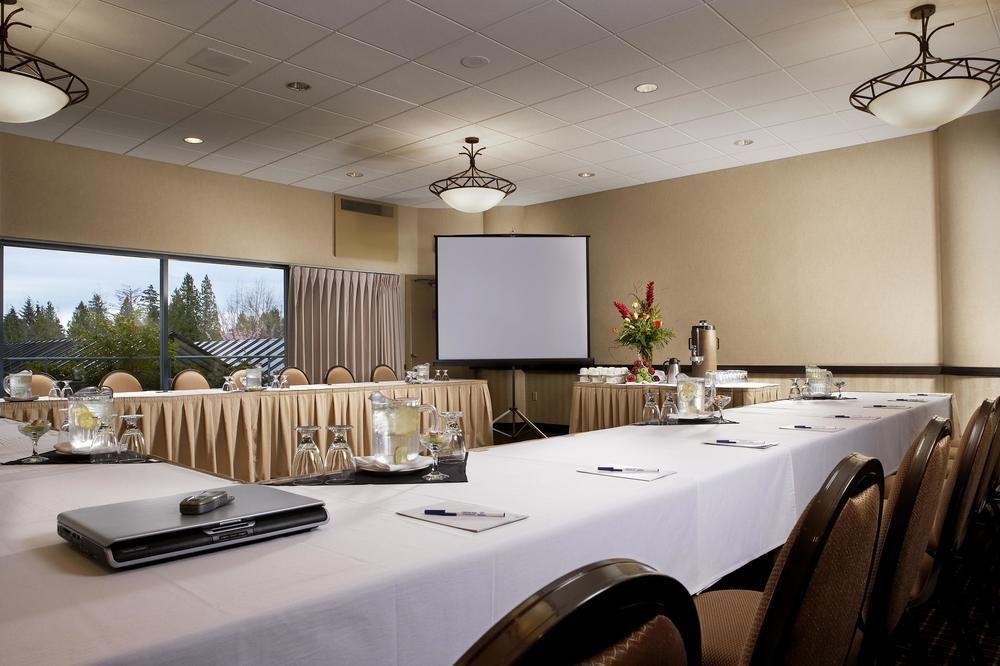 סארי Sheraton Vancouver Guildford Hotel מראה חיצוני תמונה