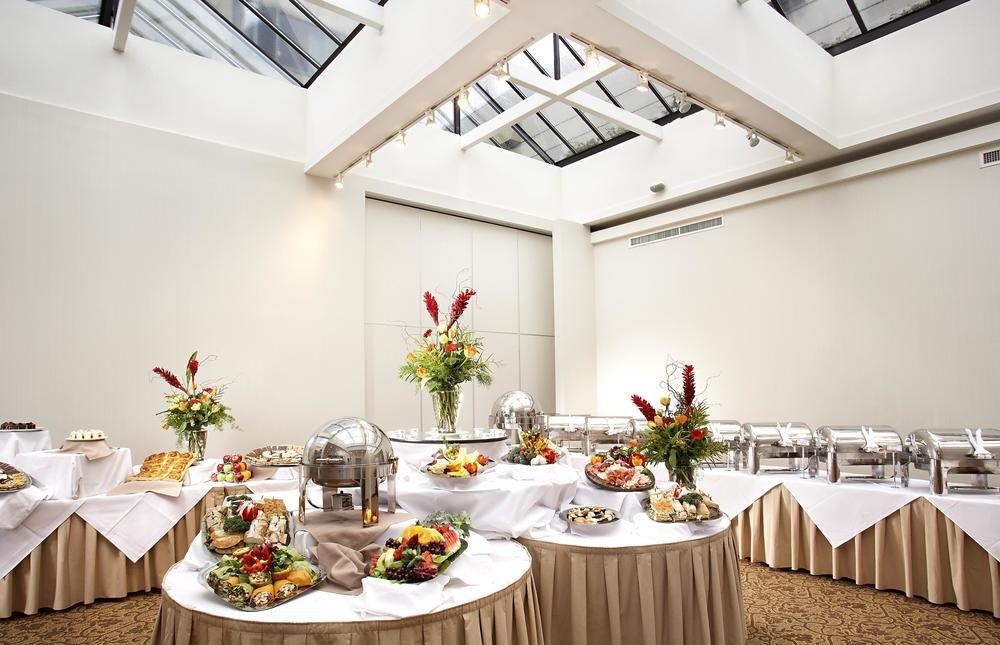 סארי Sheraton Vancouver Guildford Hotel מראה חיצוני תמונה