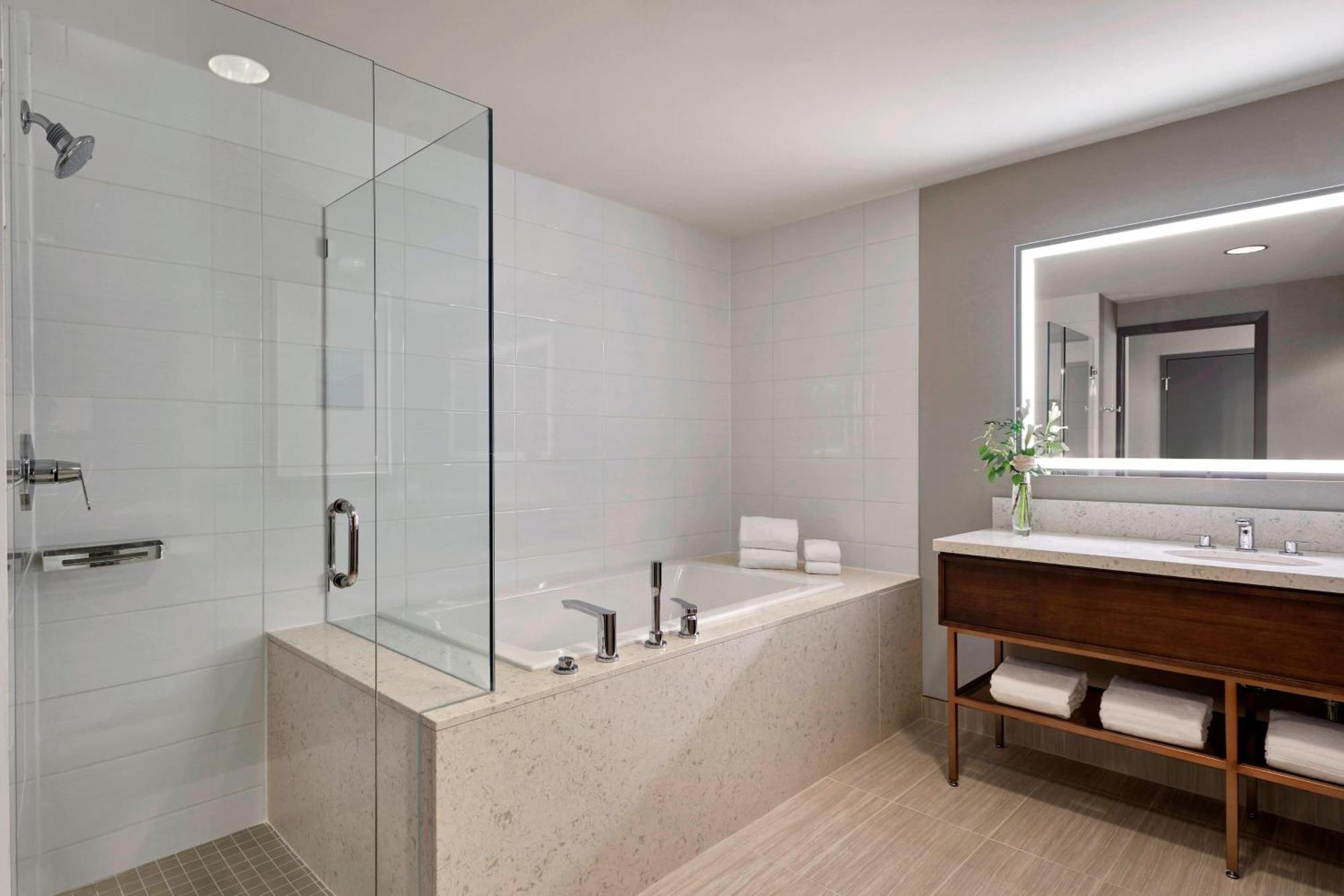 סארי Sheraton Vancouver Guildford Hotel מראה חיצוני תמונה