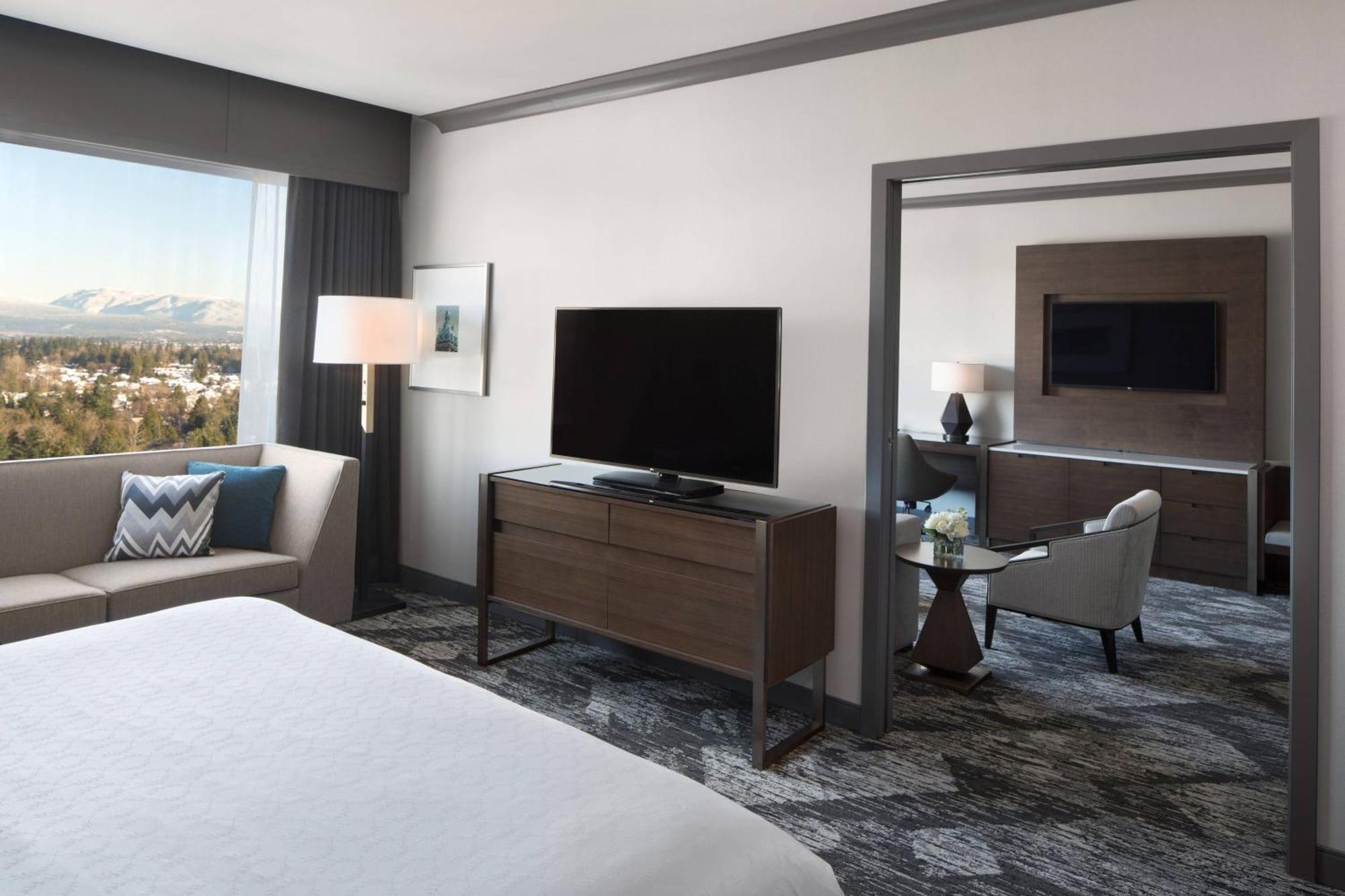 סארי Sheraton Vancouver Guildford Hotel מראה חיצוני תמונה