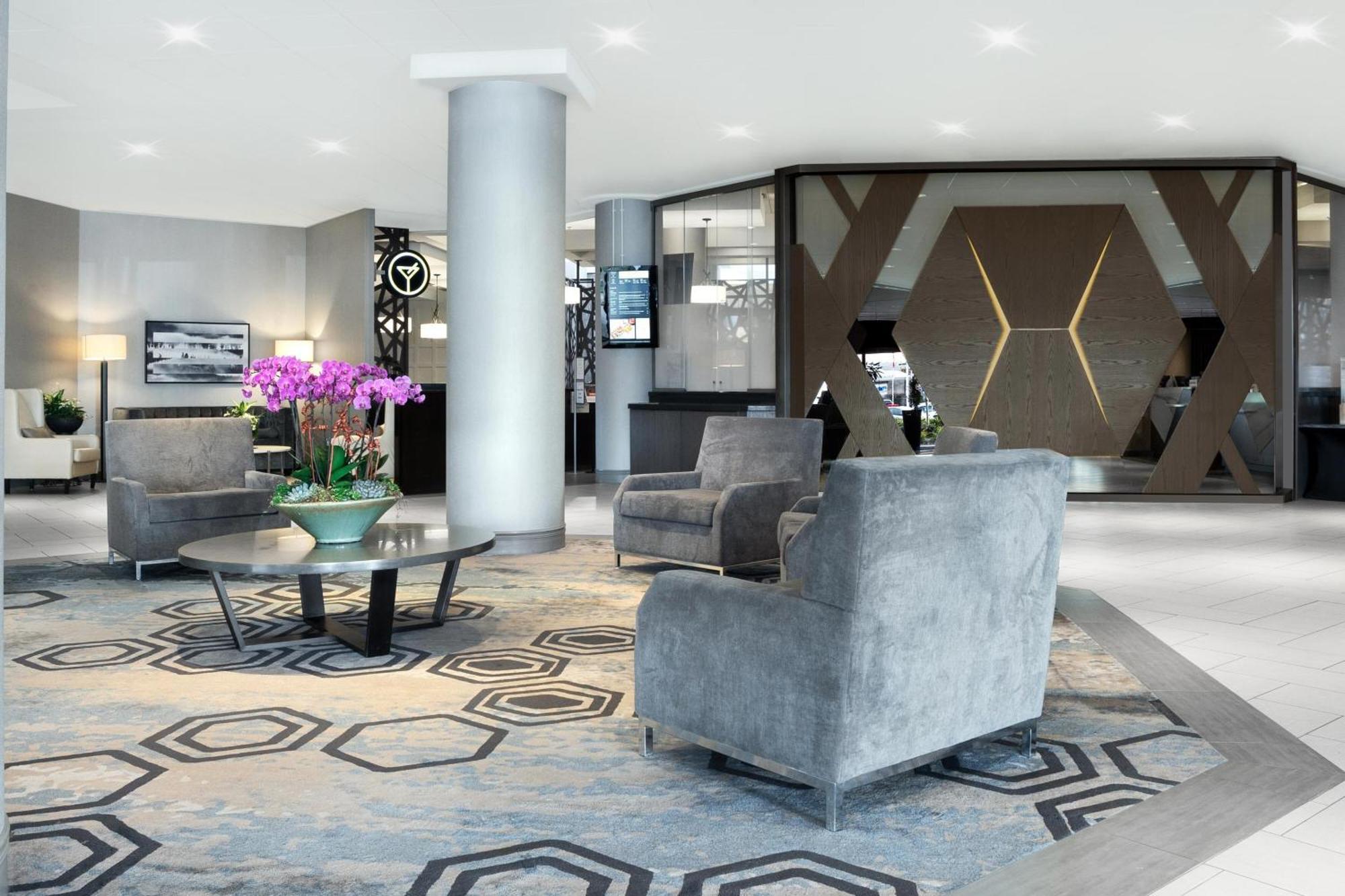 סארי Sheraton Vancouver Guildford Hotel מראה חיצוני תמונה