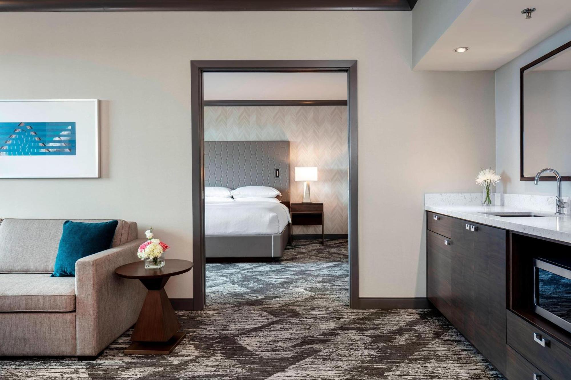סארי Sheraton Vancouver Guildford Hotel מראה חיצוני תמונה