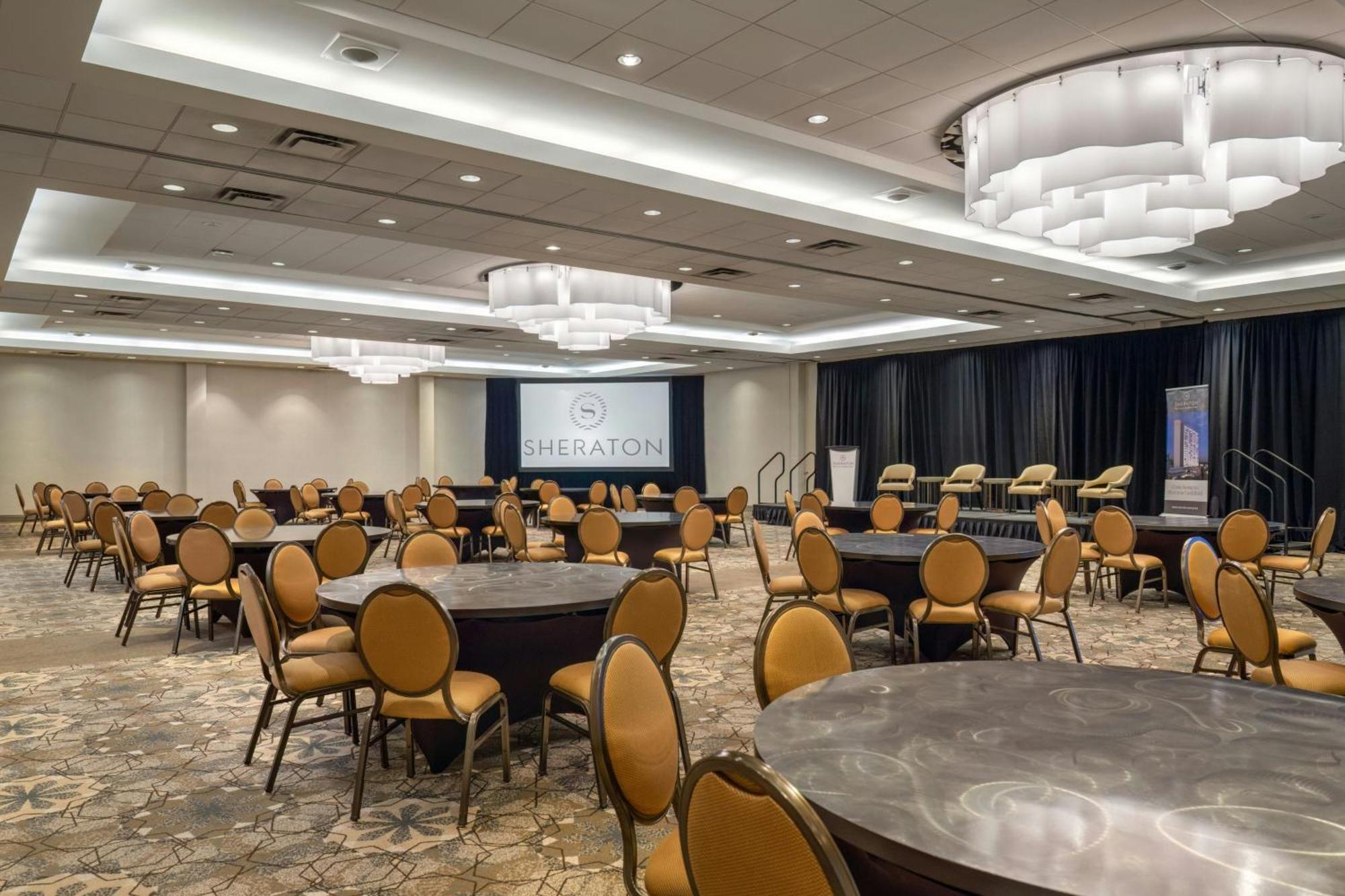 סארי Sheraton Vancouver Guildford Hotel מראה חיצוני תמונה