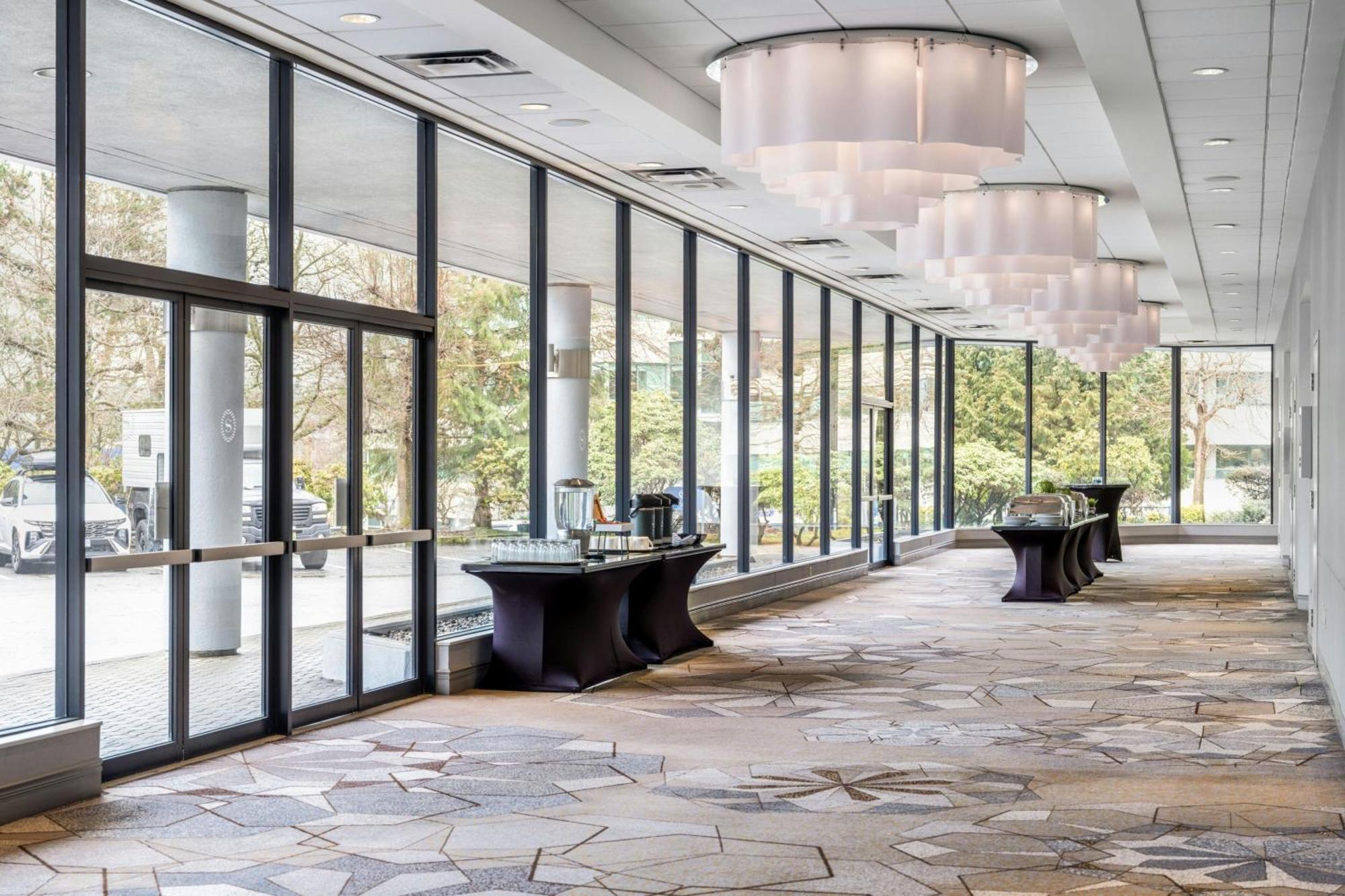 סארי Sheraton Vancouver Guildford Hotel מראה חיצוני תמונה
