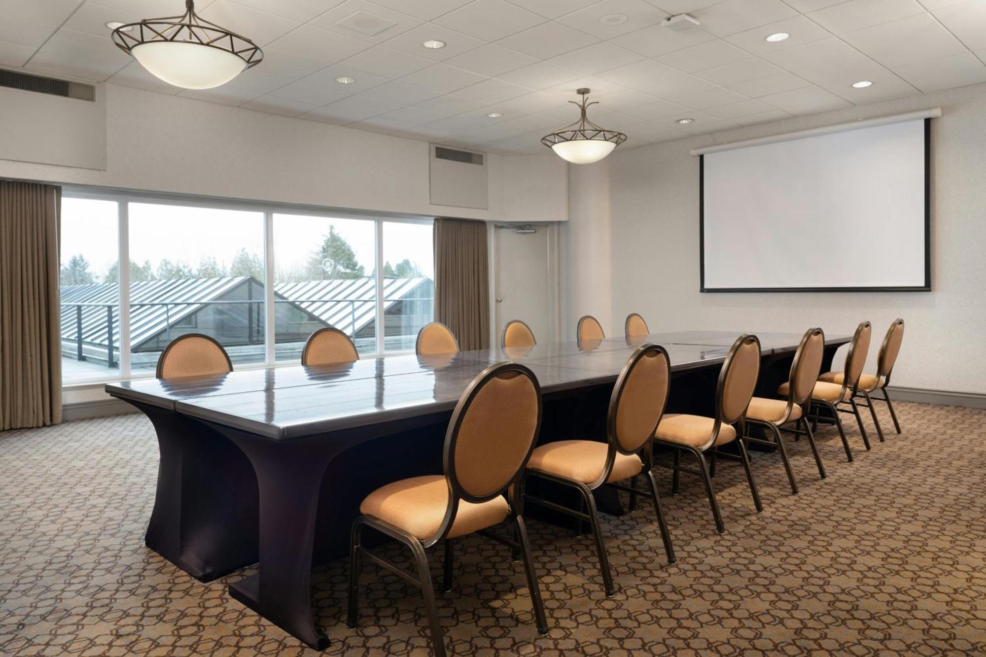 סארי Sheraton Vancouver Guildford Hotel מראה חיצוני תמונה
