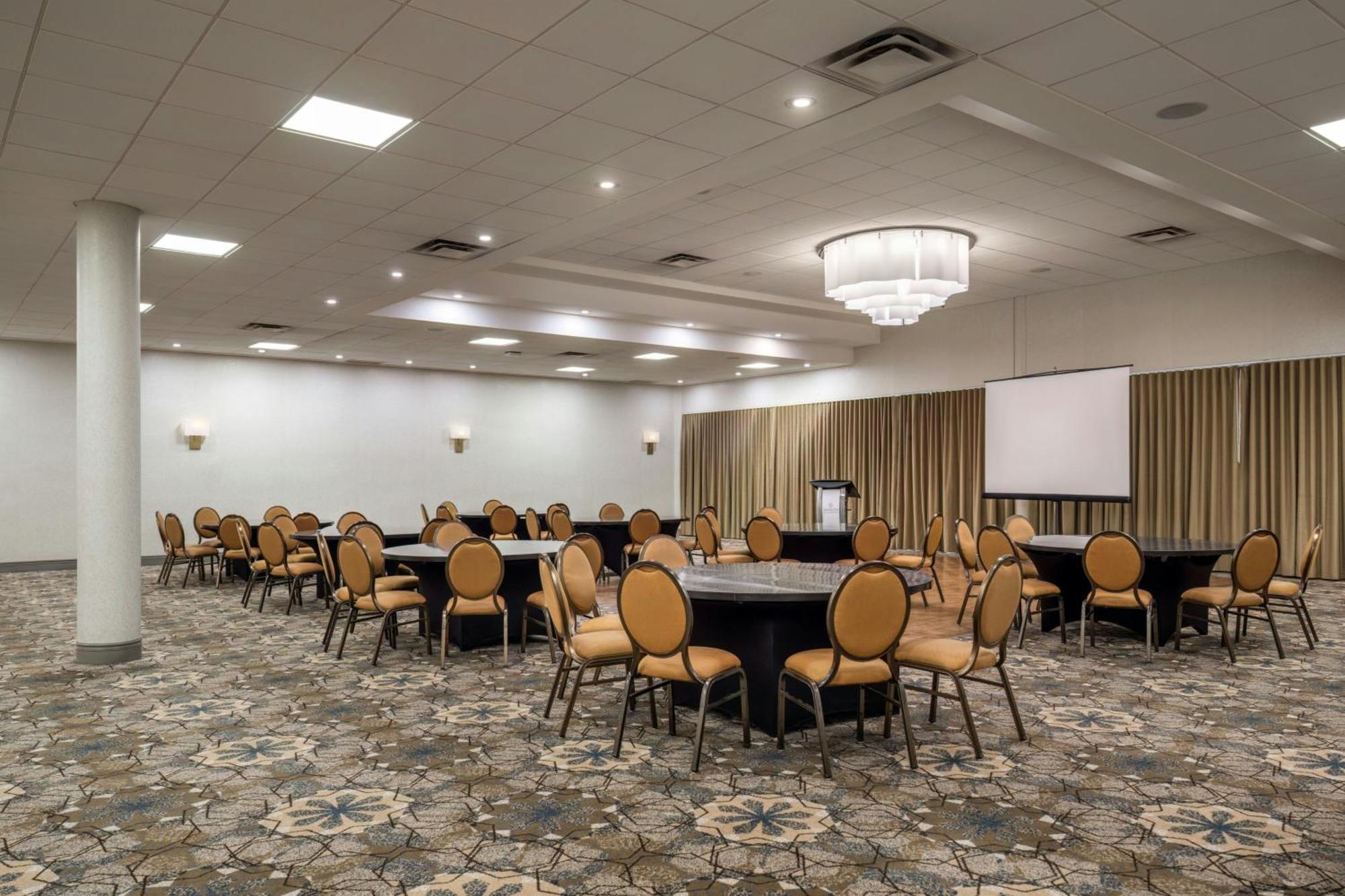 סארי Sheraton Vancouver Guildford Hotel מראה חיצוני תמונה