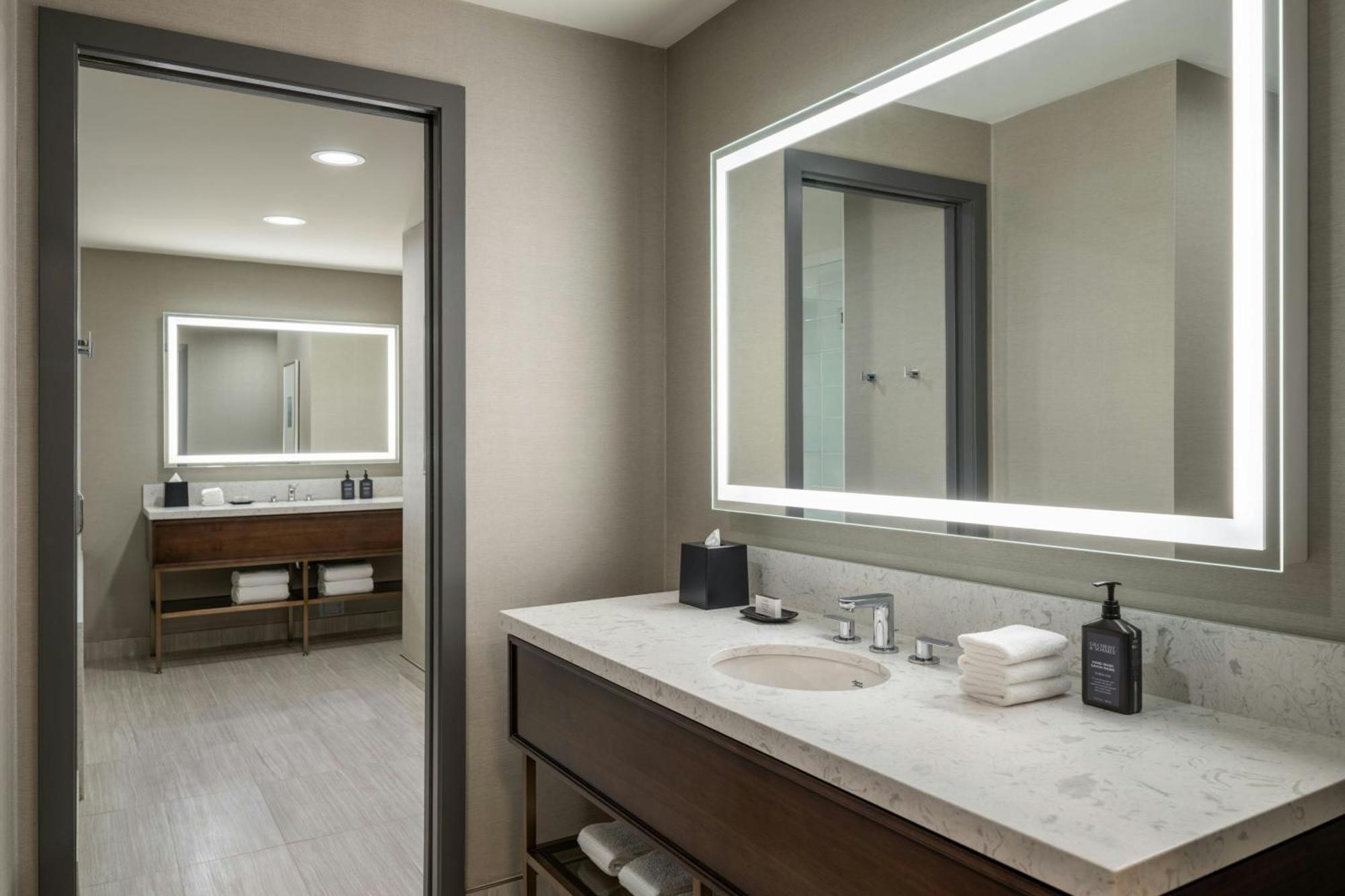 סארי Sheraton Vancouver Guildford Hotel מראה חיצוני תמונה