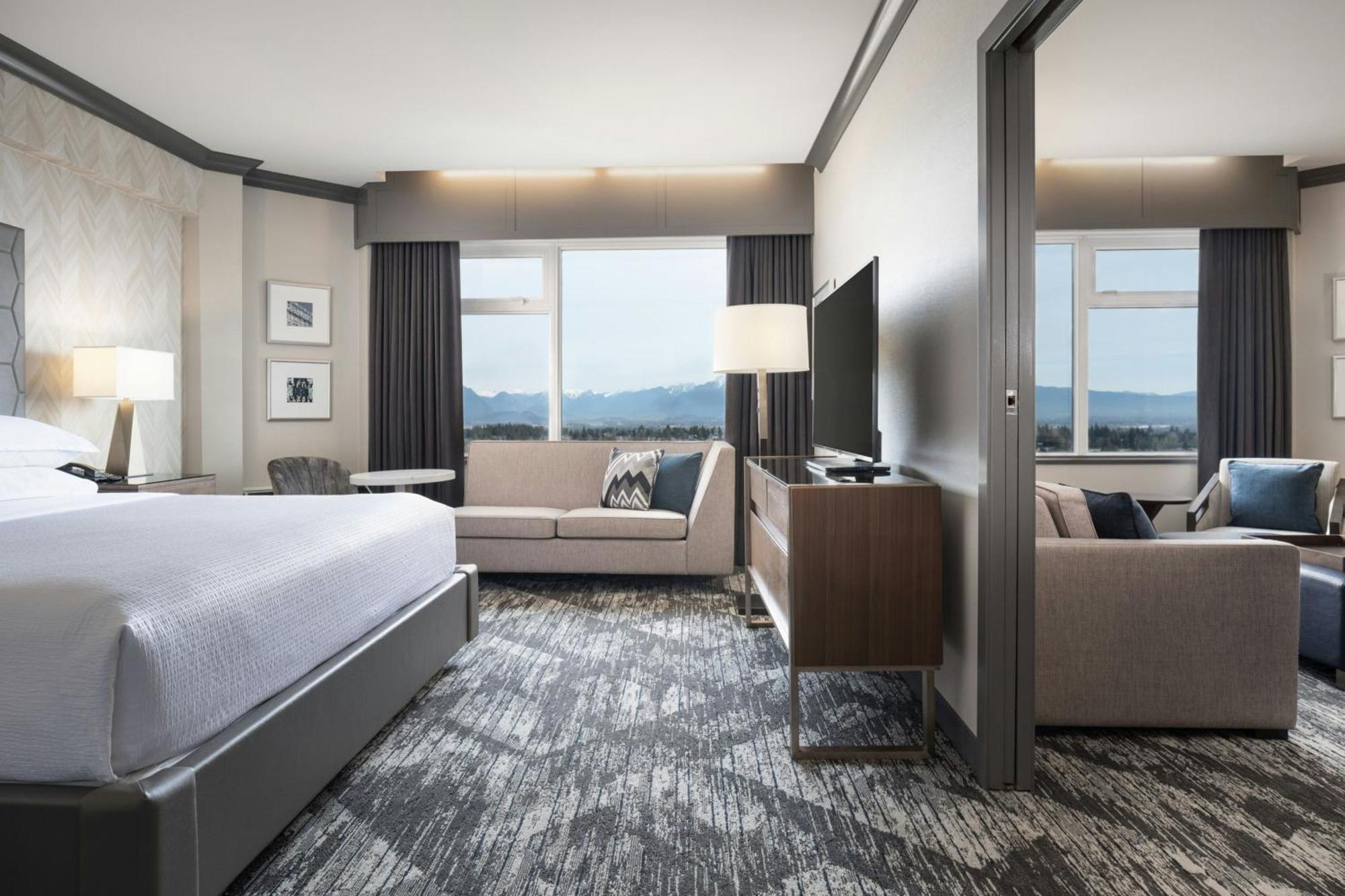 סארי Sheraton Vancouver Guildford Hotel מראה חיצוני תמונה