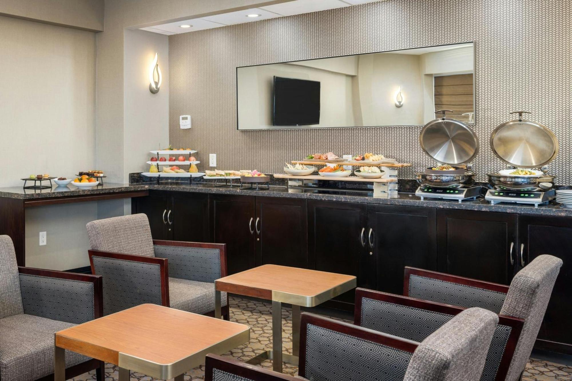 סארי Sheraton Vancouver Guildford Hotel מראה חיצוני תמונה