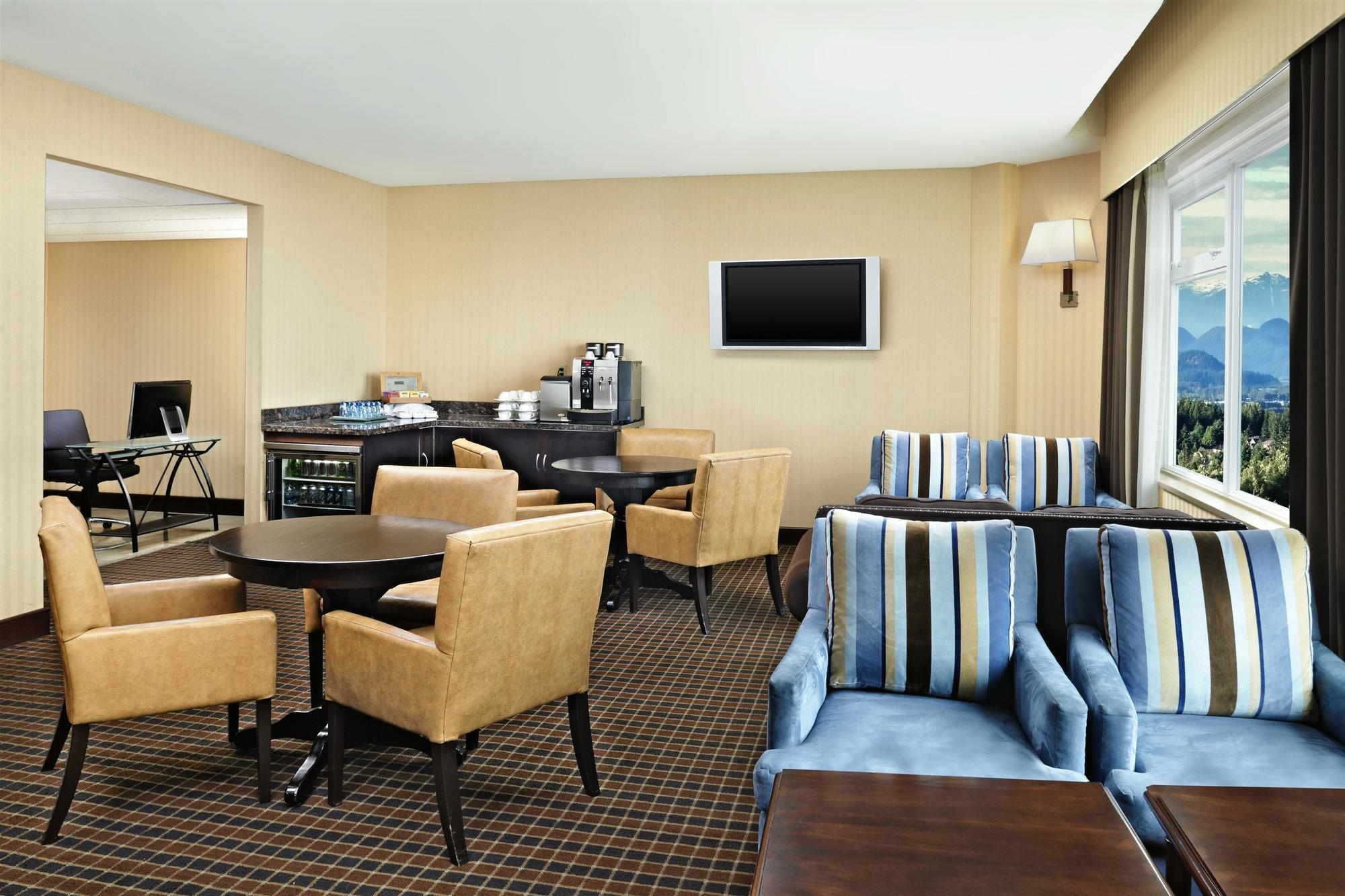 סארי Sheraton Vancouver Guildford Hotel מראה חיצוני תמונה