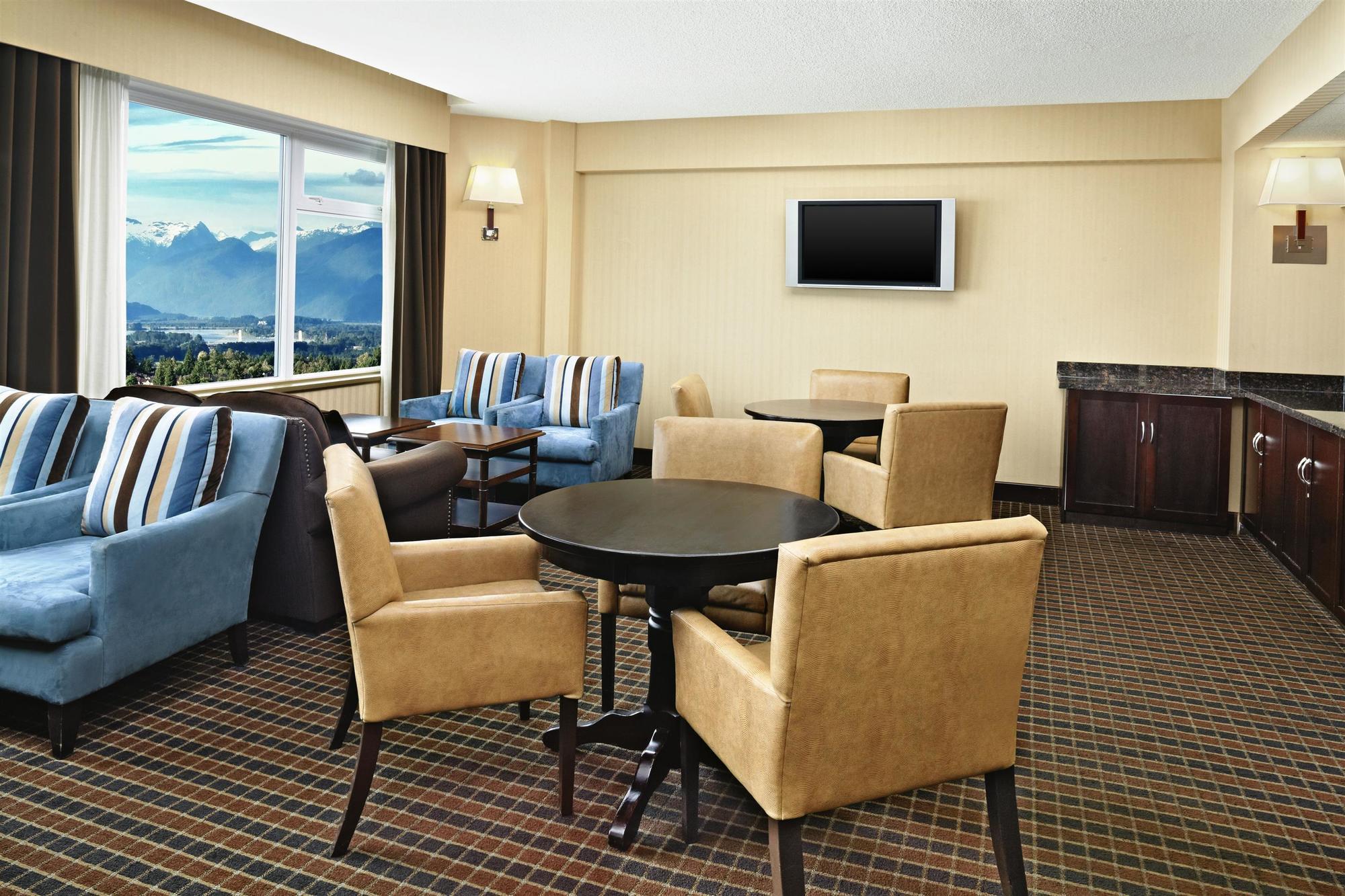 סארי Sheraton Vancouver Guildford Hotel מראה חיצוני תמונה