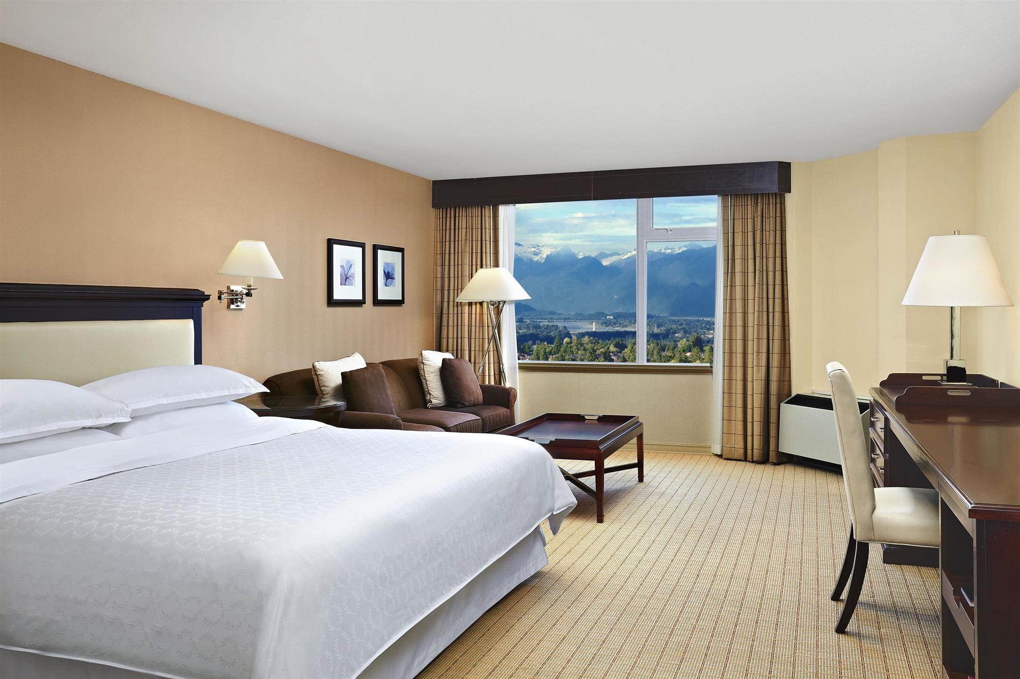 סארי Sheraton Vancouver Guildford Hotel מראה חיצוני תמונה