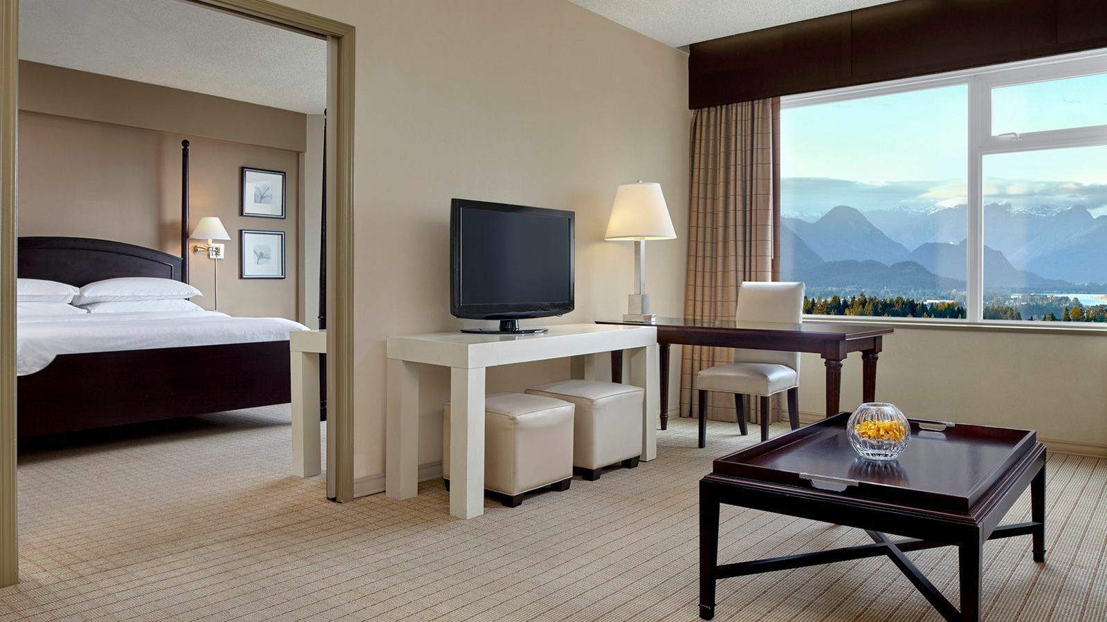 סארי Sheraton Vancouver Guildford Hotel מראה חיצוני תמונה