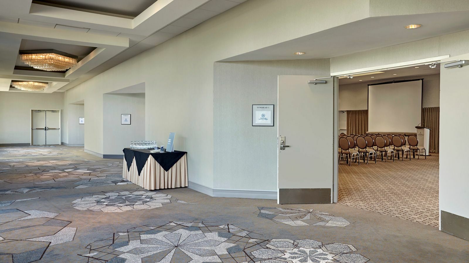 סארי Sheraton Vancouver Guildford Hotel מראה חיצוני תמונה